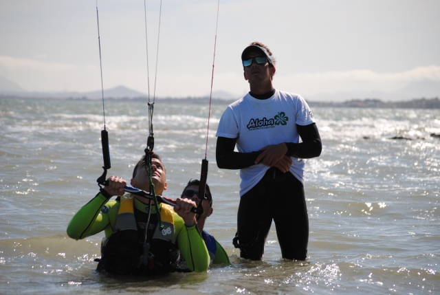 Clase de kitesurf con instructor profesional