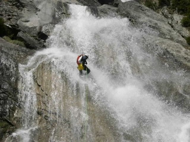  Rappelling with mountain equipment 