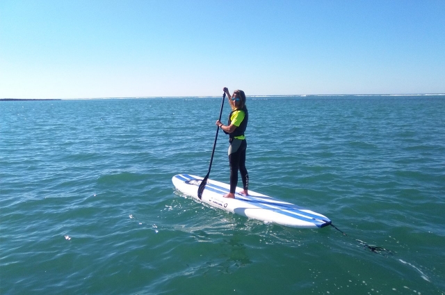 Dans la mer en train de faire du SUP 