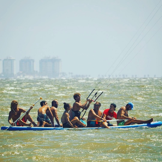 Equipo de trabajo subidos a tabla de Big SUP