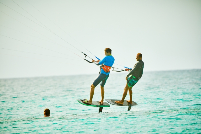 Instructor y alumno practicando hydrofoil