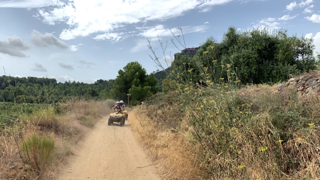 Na estrada de terra com o quadriciclo 