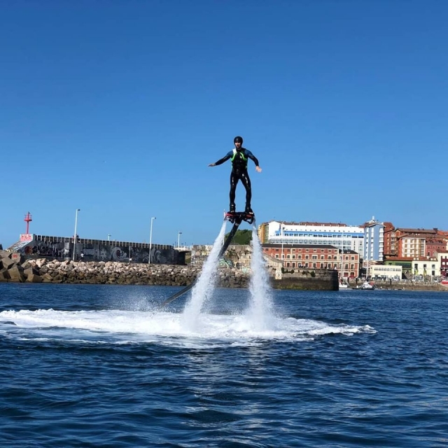 Flyboard en el mar Cantábrico 