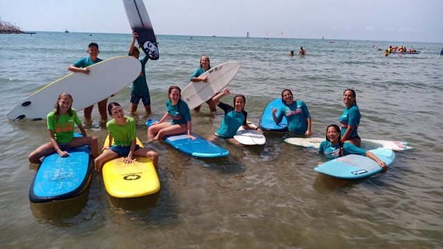  Jungen sitzen auf Surfbrettern 
