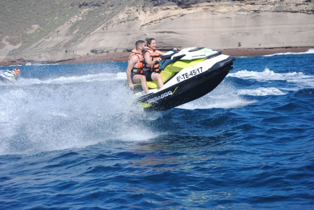 Acelerando en la moto de agua
