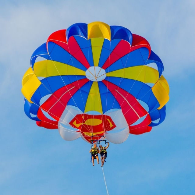  Bis zu 4 Personen pro Parasailing-Flug 