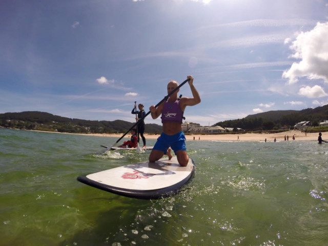 Remando sobre la tabla de paddle surf