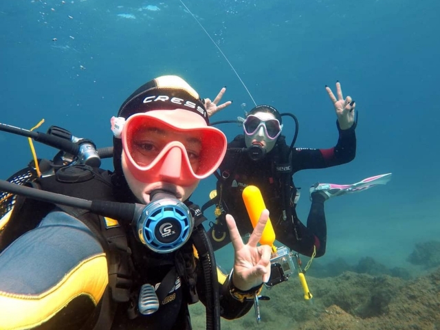 Enjoying diving 