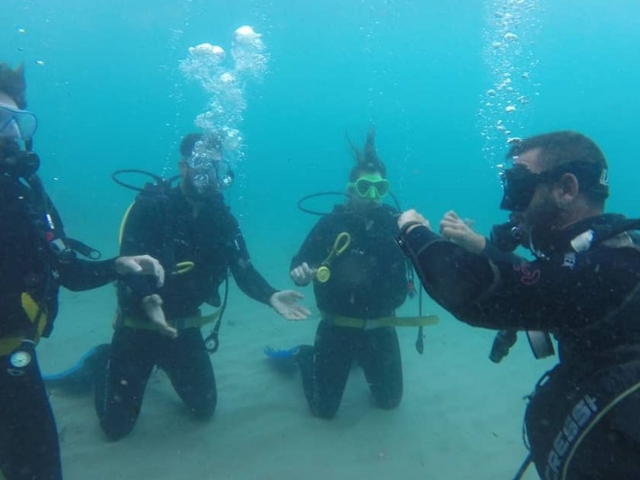  Instructor teaching breathe underwater