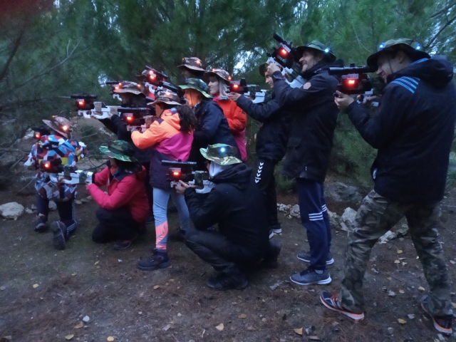  Zwischen den Bäumen während Das Laser-Tag-Spiel 