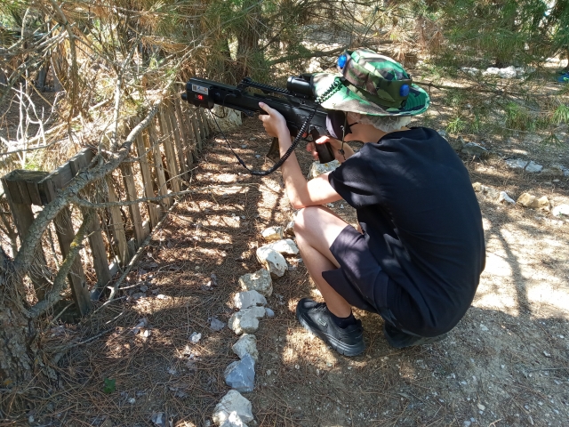  Hocken mit der Laser-Tag-Pistole 