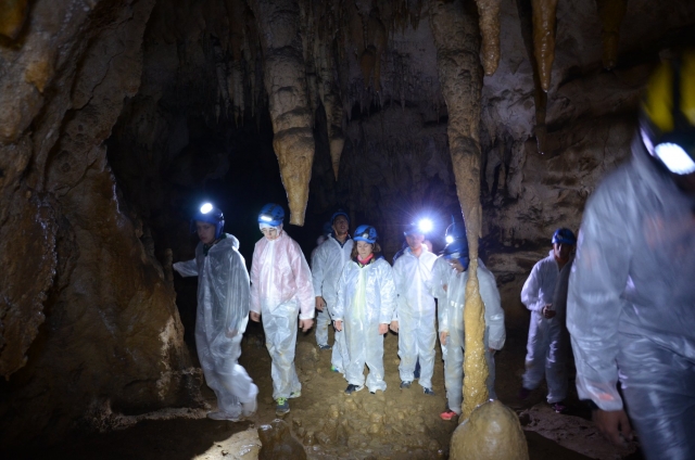 Spéléologie dans les grottes de Cantabrie 