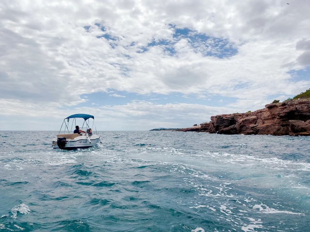  Boot, das die Costa Dorada stöbert