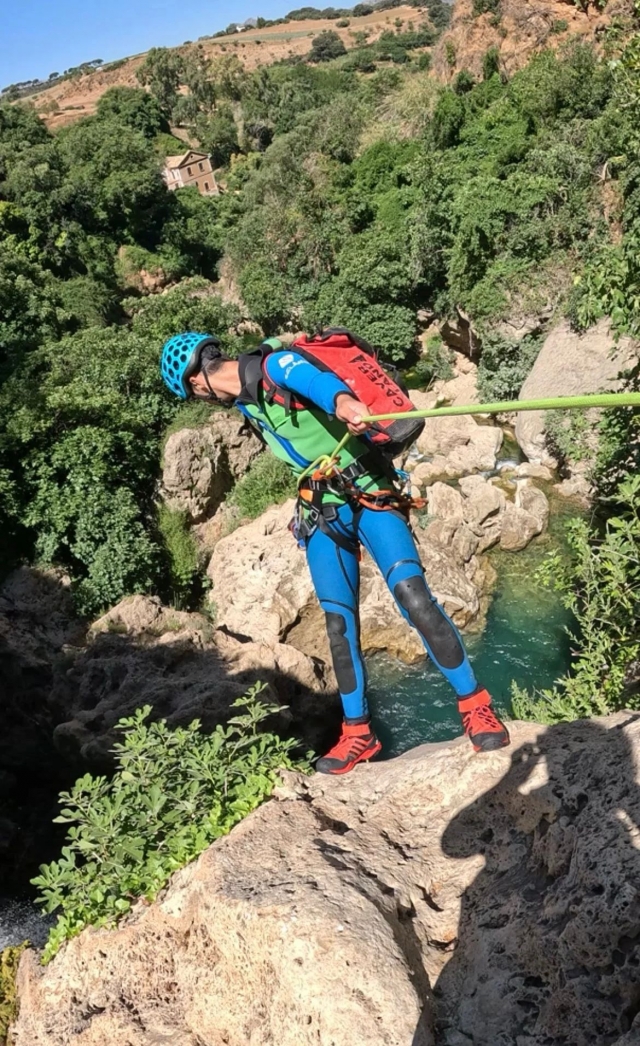A punto de iniciar el descenso en rapel