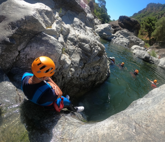 En posición de seguridad para hacer un salto tipo tobogán