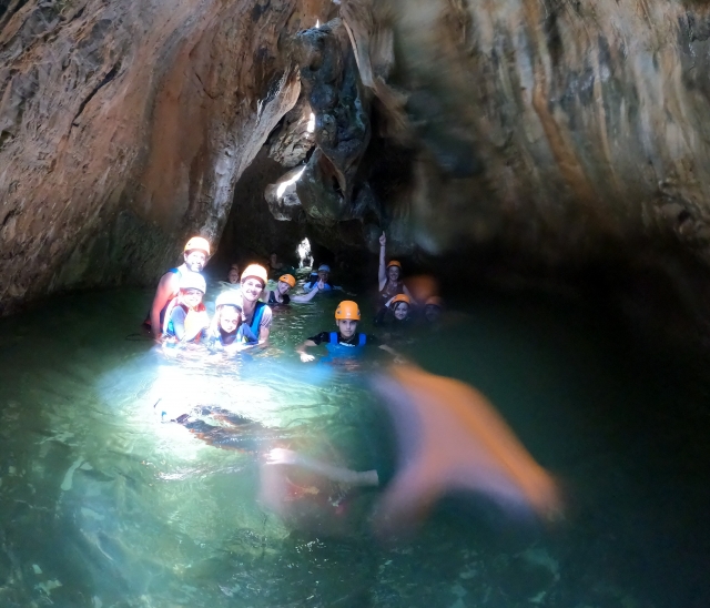 En el interior de una gruta espectacular