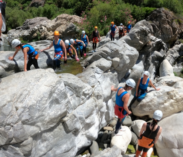 Los excursionistas siguen la ruta del Río Guadalmina