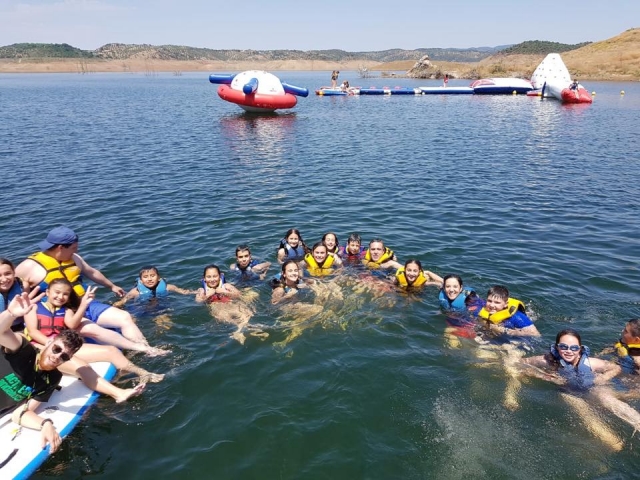  Schlauchboote der Wipeout-Strecke im Stausee Breña II 