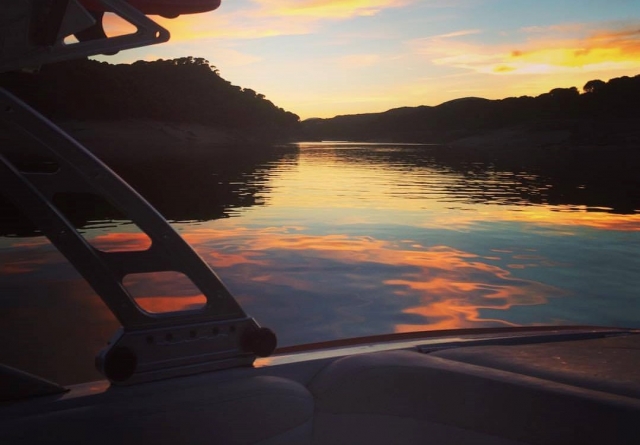 Atardecer desde el barco en el Presa de San Juan