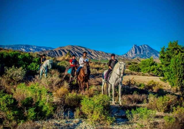  Con le montagne che circondano i cavalieri 