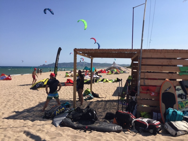 Practicar windsurf playa La Pletera