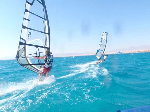 Practicando windsurf en las aguas de Girona