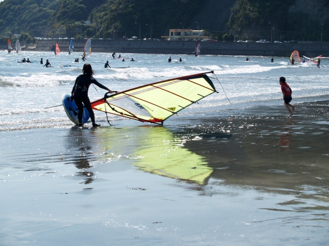 Levantando la vela en la playa de la Platera