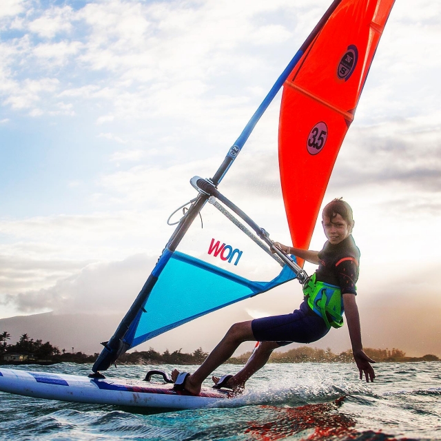 Los peques también disfrutan haciendo windsurf