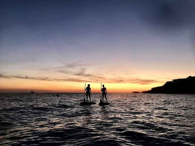 日落在桨冲浪中