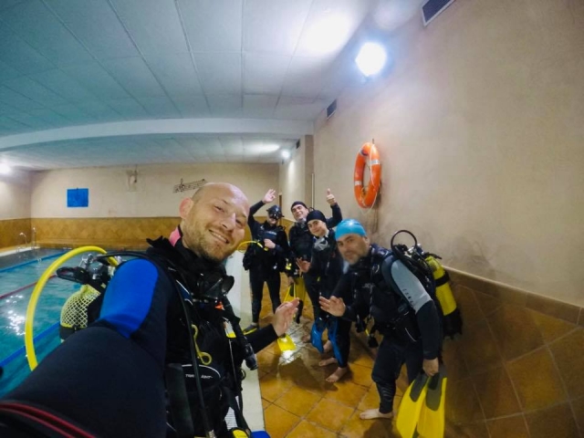 浸入泳池前的时刻 