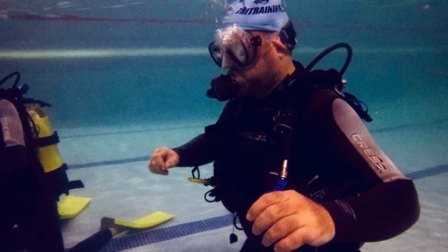 Lección de buceo en piscina en Barcelona