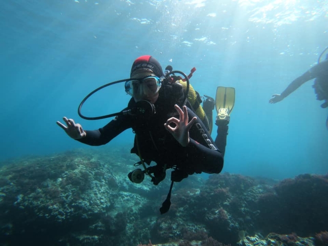  Sous l'eau dans le cours de plongée 