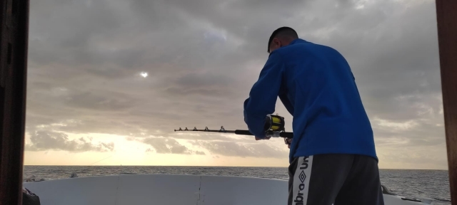 Lanzando la caña en medio del Atlántico