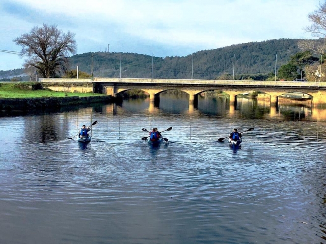  Mit dem Kajak über die Ponteceso-Brücke fahren 