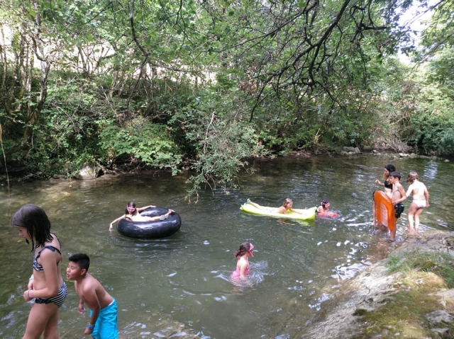 Jugando en el río Udabe