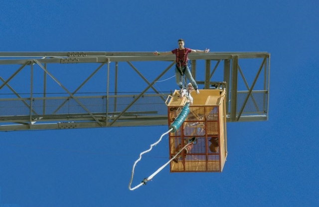 Saltando desde plataforma bungee jumping