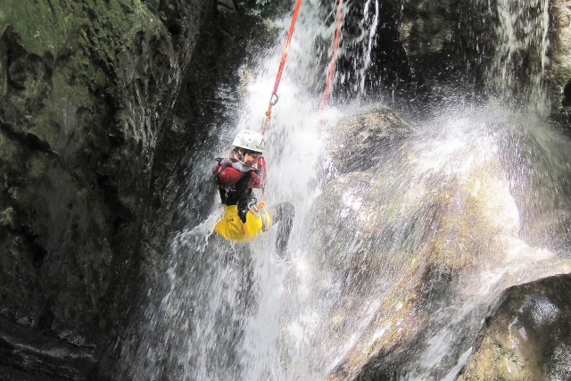  Practicing rappelling in Papuos ravine 