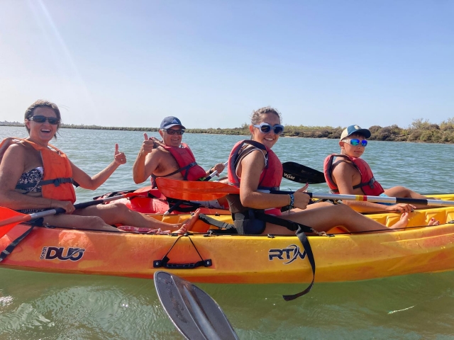 与朋友在韦尔瓦划皮划艇 