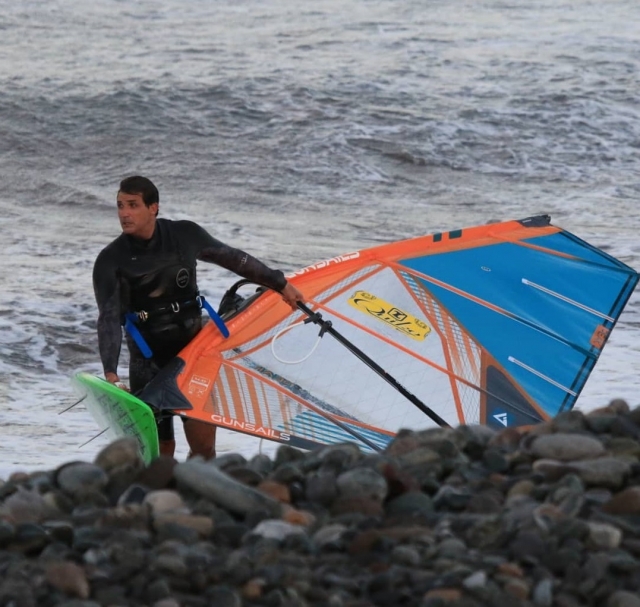 Con la vela de windsurf en Maspalomas