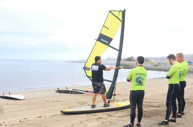Primeros pasos para windsurf en Gran Canaria