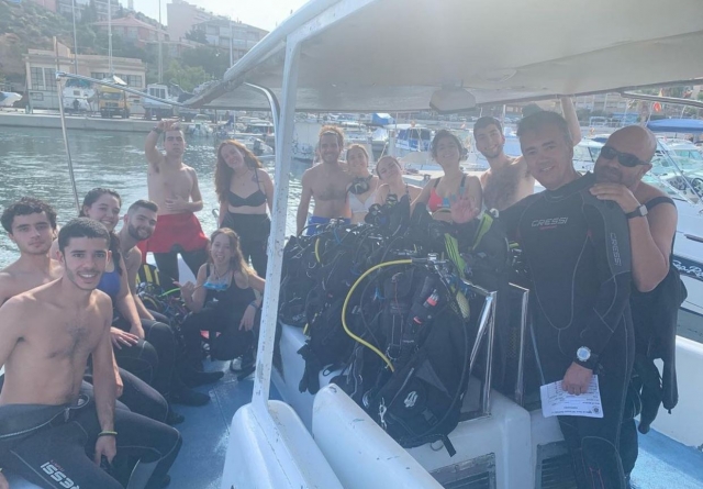  Étudiants en plongée sur le bateau avant la plongée 