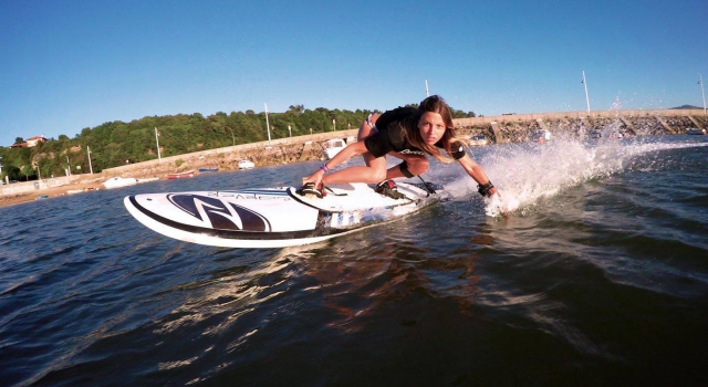  Accelerate with your electric surfboard through Benalmádena 