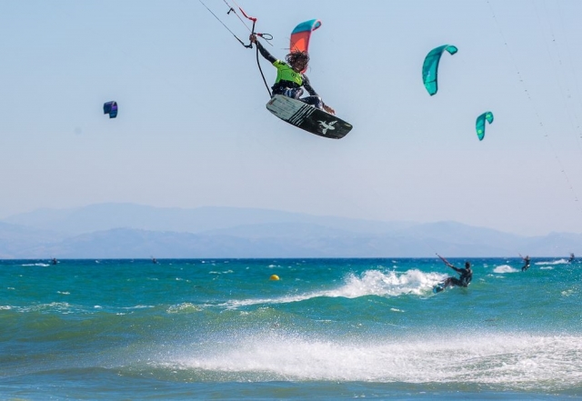 Saltos alucinantes practicando kitesurf en Tarifa