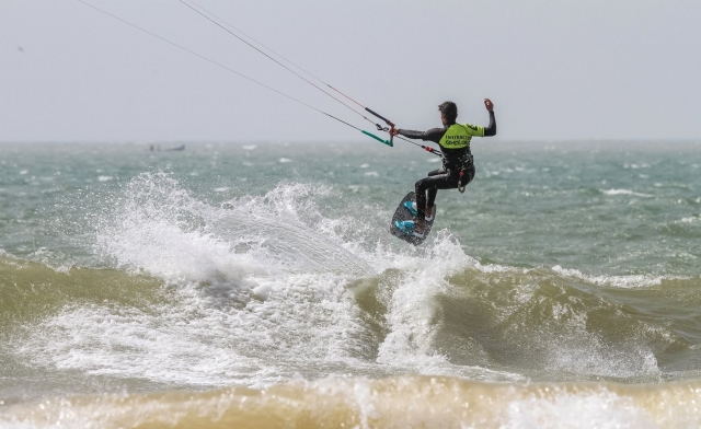 Desafía a las olas en tu tabla en la Playa de Los Lances