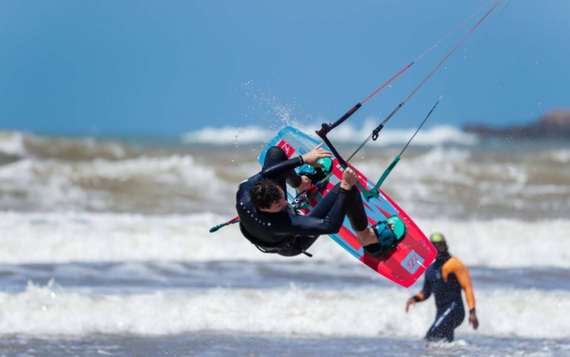 Saltos en tu tabla de kitesurf Tarifa
