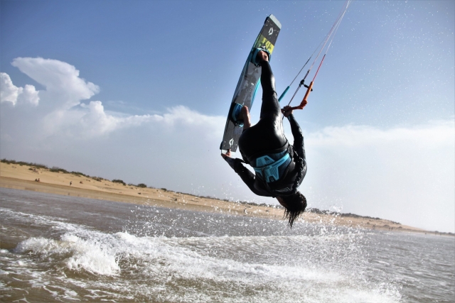 Kitesurfista haciendo piruetas en la Playa de Los Lances