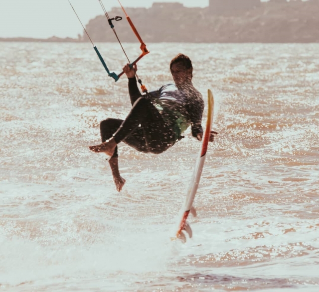  Kitesurfer expert depuis les hauteurs de Tarifa 