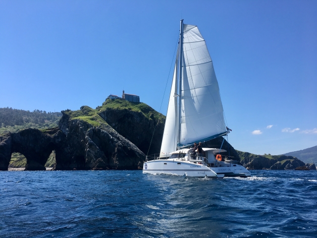 Ruta en barco por aguas vascas