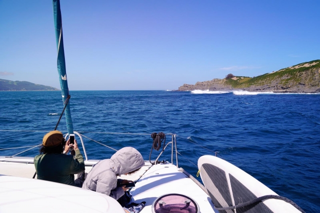  Maritime crossing through the cliffs of Ogoño