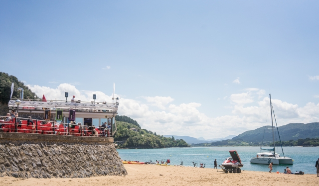  Boat with capacity for 11 people 